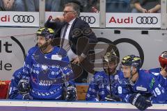 DEL - Eishockey - Saison 2018/2019 - ERC Ingolstadt - Augsburger Panther - Doug Shedden (Cheftrainer ERCI) auf der Spielerbank - Brett Olson (#16 ERCI) - Patrick Cannone (#12 ERCI) - Thomas Greilinger (#39 ERCI) - Foto: Meyer Jürgen