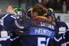 DEL - Eishockey - Saison 2018/2019 - ERC Ingolstadt - Fischtown Pinguins - Timo Pielmeier (#51Torwart ERCI) gratuliert Jochen Reimer (#32Torwart ERCI) zum Shutout - Foto: Meyer Jürgen