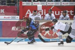 DEL - Eishockey - ERC Ingolstadt - Nürnberg Icetigers - links Mike Collins (ERC 13) wird verfolgt