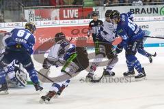 DEL - Eishockey - ERC Ingolstadt - Straubing Tigers - Tumult vor Straubinger Tor, David Elsner (ERC 61) und #erc53#werden gestoppt, Maximilian Renner (42 Straubing)