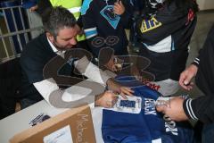 DEL - Eishockey - Saison 2018/2019 - ERC Ingolstadt - Grizzlys Wolfsburg - Michael Waginger beim Autogramme geben - Foto: Meyer Jürgen