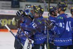 DEL - Eishockey - Saison 2018/2019 - ERC Ingolstadt - Augsburger Panther - Patrick Cannone (#12 ERCI) gratuliert Timo Pielmeier (#51Torwart ERCI) - Foto: Meyer Jürgen