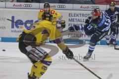 DEL - Eishockey - Saison 2018/2019 - ERC Ingolstadt - Krefeld Pinguine - Mike Collins (#13 ERCI) topscorer mit einem schuss auf das Tor - Foto: Meyer Jürgen