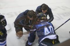 DEL - Eishockey - Saison 2018/2019 - ERC Ingolstadt - Straubing Tigers - Darin Olver (#40 ERCI) wird an der Bande gefoult - Ville Koistinen (#10 ERCI) - blut - Betreuer auf dem Eis - Foto: Meyer Jürgen