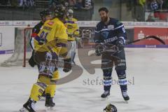 DEL - Eishockey - Saison 2018/2019 - ERC Ingolstadt - Krefeld Pinguine - Zweikampf zwischen Jerry D´Àmigo (#9 ERCI) und Torsten Ankert (#81 Krefeld) - Foto: Meyer Jürgen