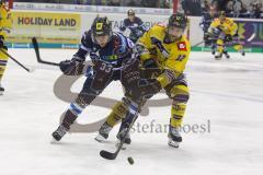DEL - Eishockey - ERC Ingolstadt - Krefeld Pinguine - links Tim Wohlgemuth (ERC 33), rechts Jacob Berglund