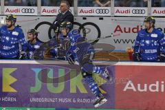 DEL - Eishockey - Saison 2018/2019 - ERC Ingolstadt - Augsburger Panther - Brandon Mashinter (#53 ERCI) springt über die Bande auf das Eis - Foto: Meyer Jürgen