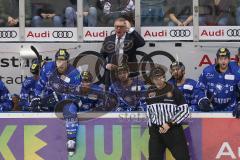 DEL - Eishockey - Saison 2018/2019 - ERC Ingolstadt - Augsburger Panther - Doug Shedden (Cheftrainer ERCI) auf der Spielerbank schreit - Joachim Ramoser (#47 ERCI) - Patrick Cannone (#12 ERCI) - Darin Olver (#40 ERCI) - Foto: Meyer Jürgen