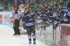 DEL - Eishockey - Saison 2018/2019 - ERC Ingolstadt - Fischtown Pinguins - Der 3:0 Führungstreffer durch Jerry D´Àmigo (#9 ERCI) - jubel - Mannschaft - Abklatschen an der Spielerbank - Foto: Meyer Jürgen