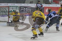 DEL - Eishockey - Saison 2018/2019 - ERC Ingolstadt - Krefeld Pinguine - Jerry D´Àmigo (#9 ERCI) mit einem Schuss auf das Tor - Dimitri Pätzold Torwart (#32 Krefeld) - Vinny Saponari (#74 Krefeld) - Foto: Meyer Jürgen