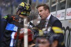 DEL - Eishockey - Saison 2018/2019 - ERC Ingolstadt - Red Bull München - Tim Regan (Co-Trainer ERCI) im Gespräch mit Brett Olson (#16 ERCI) - Foto: Meyer Jürgen