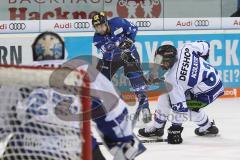 DEL - Eishockey - ERC Ingolstadt - Straubing Tigers - Brett Olson (ERC 16) vor dem Torwart Sebastian Vogl, Sena Acolatse (62 Straubing)
