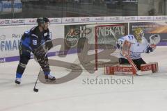 DEL - Eishockey - Saison 2018/2019 - ERC Ingolstadt - Iserlohn Roosters - Thomas Greilinger (#39 ERCI) mit einem Schuss auf das Tor - Niko Hovinen Torwart (#32 Iserlohn) - Foto: Meyer Jürgen