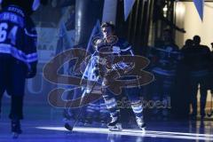 DEL - Eishockey - Saison 2018/2019 - ERC Ingolstadt - Fischtown Pinguins - Einlaufkinder vor dem Spiel - Mike Collins (#13 ERCI)  beim Einlaufen - Foto: Meyer Jürgen