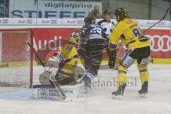 DEL - Eishockey - Saison 2018/2019 - ERC Ingolstadt - Krefeld Pinguine - Garbutt Ryan (#28 ERCI) - Dimitri Pätzold Torwart (#32 Krefeld) - Foto: Meyer Jürgen