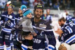 DEL - Eishockey - Saison 2018/2019 - ERC Ingolstadt - Kölner Haie - Dustin Friesen (#14 ERCI) mit seinem Kind - Foto: Meyer Jürgen