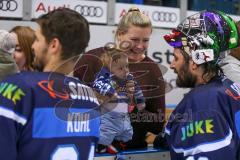 DEL - Eishockey - Saison 2018/2019 - ERC Ingolstadt - Kölner Haie - Jochen Reimer (#32Torwart ERCI) mit seiner Frau/Freundin und Kind - Foto: Meyer Jürgen