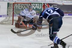 DEL - Eishockey - Saison 2018/2019 - ERC Ingolstadt - Iserlohn Roosters - Mike Collins (#13 ERCI) mit einem Schuss auf das Tor - Sebastian Dahm Torwart (#31 Iserlohn) - Foto: Meyer Jürgen