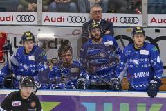 DEL - Eishockey - Saison 2018/2019 - ERC Ingolstadt - Augsburger Panther - Doug Shedden (Cheftrainer ERCI) auf der Spielerbank - Laurin Braun (#91 ERCI) - Thomas Greilinger (#39 ERCI) zieht grimassen - Brett Olson (#16 ERCI) - Joachim Ramoser (#47 ERCI) -