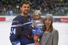 DEL - Eishockey - Saison 2018/2019 - ERC Ingolstadt - Iserlohn Roosters - Benedikt Kohl (#34 ERCI) mit seiner Familie - Foto: Meyer Jürgen
