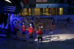 DEL - Eishockey - Saison 2018/2019 - ERC Ingolstadt - Kölner Haie - Die Schäffler stehen spalier - Patrick Cannone (#12 ERCI)  beim Einlaufen - Foto: Meyer Jürgen