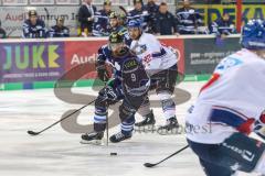 DEL - Eishockey - ERC Ingolstadt - Adler Mannheim - Jerry D`Amigo (9 ERC) im Angriff, Matthias Plachta (22)