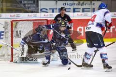 DEL - Eishockey - ERC Ingolstadt - Adler Mannheim - Fabio Wagner (ERC 5) verteidigt das Tor von Torwart Timo Pielmeier (ERC 51), Andrew Desjardins (Mannheim) kommt nicht hin