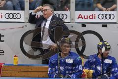 DEL - Eishockey - Saison 2018/2019 - ERC Ingolstadt - Augsburger Panther - Doug Shedden (Cheftrainer ERCI) auf der Spielerbank - Brandon Mashinter (#53 ERCI) - Patrick Cannone (#12 ERCI) - Foto: Meyer Jürgen