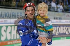 DEL - Eishockey - Saison 2018/2019 - ERC Ingolstadt - Augsburger Panther - Topscorer Mike Collins (#13 ERCI) mit seiner Tochter - Foto: Meyer Jürgen