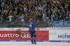 DEL - Eishockey - Saison 2018/2019 - ERC Ingolstadt - Augsburger Panther - Die Mannschaft bedankt sich bei den Fans - jubel - Mike Collins (#13 ERCI) - Foto: Meyer Jürgen