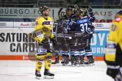 DEL - Eishockey - ERC Ingolstadt - Krefeld Pinguine - Tor Jubel 7:2 für ERCI, Mike Collins (ERC 13) mit Sean Sullivan (ERC 37) Tyler Kelleher (19 ERC)