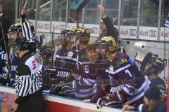 DEL - Eishockey - Saison 2018/2019 - ERC Ingolstadt - Eisbären Berlin - Doug Shedden (Cheftrainer ERCI) winkt Jochen Reimer (#32Torwart ERCI) auf die Spielerbank - Foto: Meyer Jürgen
