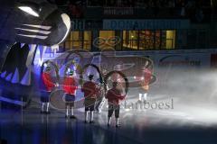 DEL - Eishockey - Saison 2018/2019 - ERC Ingolstadt - Kölner Haie - Die Schäffler stehen spalier - Jochen Reimer (#32Torwart ERCI) beim Einlaufen - Foto: Meyer Jürgen