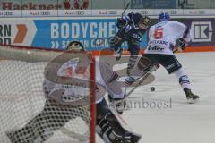 DEL - Eishockey - Saison 2018/2019 - ERC Ingolstadt - Adler Mannheim - Mike Collins (#13 ERCI) schiesst auf das Tor - Chet Pickard Torwart (#34 Mannheim) - Joonas Lehtivuori (#6 Mannheim) - Foto: Meyer Jürgen