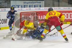 DEL - Eishockey - ERC Ingolstadt - Düsseldorf EG - Tor zum 1:0 Jubel, am Boden Tyler Kelleher (19 ERC), vor Torwart Mathias Niederberger (Nr.35, Duesseldorfer EG) Treffer durch hinten Darin Olver (ERC 40)