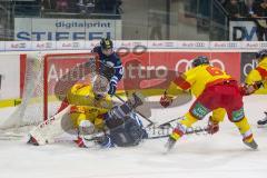 DEL - Eishockey - ERC Ingolstadt - Düsseldorf EG - Tor zum 1:0 Jubel, am Boden Tyler Kelleher (19 ERC), vor Torwart Mathias Niederberger (Nr.35, Duesseldorfer EG) Treffer durch hinten Darin Olver (ERC 40)