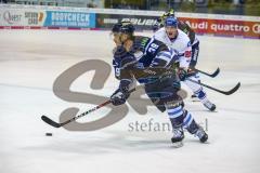 DEL - Eishockey - ERC Ingolstadt - Adler Mannheim - Thomas Greilinger (ERC 39) hinten David Wolf (Mannheim)