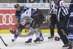 DEL - Eishockey - ERC Ingolstadt - Kölner Haie - PlayOff VF - Spiel 6 - Schlagerei auf dem Feld, Sean Sullivan (ERC 37) gegen Colby Genoway (59 Köln)