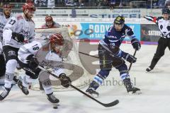 DEL - Eishockey - ERC Ingolstadt - Kölner Haie - PlayOff VF - Spiel 4 - Patrick Cannone (ERC 12) knapp am Tor, Torwart Gustaf Wesslau (29 Köln) pariert, Kai Hospelt (18 Köln)