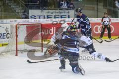 DEL - Eishockey - ERC Ingolstadt - Kölner Haie - PlayOff VF - Spiel 4 - Tor durch Brett Olson (ERC 16) gegen Torwart Gustaf Wesslau (29 Köln) Führung 2:1, Jubel mit Brandon Mashinter (ERC 53)