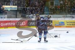 DEL - Eishockey - ERC Ingolstadt - Kölner Haie - PlayOff VF - Spiel 6 - Schlagerei auf dem Feld, Patrick Cannone (ERC 12) räumen auf