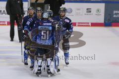 DEL - Eishockey - Saison 2019/20 - ERC Ingolstadt - Fishtown Pinguins - Die Spieler klatschen bei Timo Pielmeier (#51Torwart ERCI) ab - Foto: Jürgen Meyer