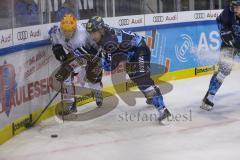 Im Bild: Justin Feser (#71 Bremerhafen) und Fabio Wagner (#5 ERC)

Eishockey - Herren - DEL - Saison 2019/2020, Spiel 8 - 4.10.2019 -  ERC Ingolstadt - Fischtowns Pinguins - Foto: Ralf Lüger