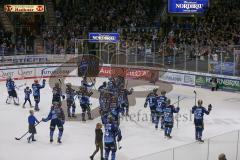 DEL - Eishockey - Saison 2019/20 - ERC Ingolstadt - Fishtown Pinguins - Die Spieler bedanken sich bei den Fans - jubel - Foto: Jürgen Meyer