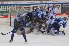 DEL - Eishockey - Saison 2020/21 - ERC Ingolstadt - Schwenninger Wild Wings - Joakim Eriksson Torwart (#60 Schwenningen) - David Elsner (#61 ERCI) - Mathew Bodie (#22 ERCI) - Foto: Jürgen Meyer