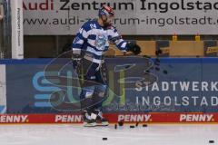 DEL - Eishockey - Saison 2020/21 - ERC Ingolstadt - Schwenninger Wild Wings - Brandon Defazio (#24 ERCI) beim warm machen - #wirft die Pucks auf das Eis - Foto: Jürgen Meyer