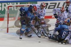 DEL - Eishockey - Saison 2020/21 - ERC Ingolstadt - Schwenninger Wild Wings - Brandon Defazio (#24 ERCI) - Troy Bourke (#70 Schwenningen) - Foto: Jürgen Meyer