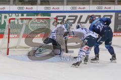 DEL - Eishockey - Saison 2020/21 - ERC Ingolstadt - Schwenninger Wild Wings - Joakim Eriksson Torwart (#60 Schwenningen) - Brandon Defazio (#24 ERCI) - Troy Bourke (#70 Schwenningen) - Foto: Jürgen Meyer