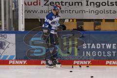 DEL - Eishockey - Saison 2020/21 - ERC Ingolstadt - Schwenninger Wild Wings - Brandon Defazio (#24 ERCI) beim warm machen - #wirft die Pucks auf das Eis - Foto: Jürgen Meyer