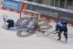 DEL - Eishockey - Saison 2020/21 - ERC Ingolstadt - Schwenninger Wild Wings - Joakim Eriksson Torwart (#60 Schwenningen) - Dylan Yeo (#5 Schwenningen) - Frederik Storm (#9 ERCI) - Foto: Jürgen Meyer